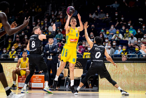 本场比赛首 本场比赛首